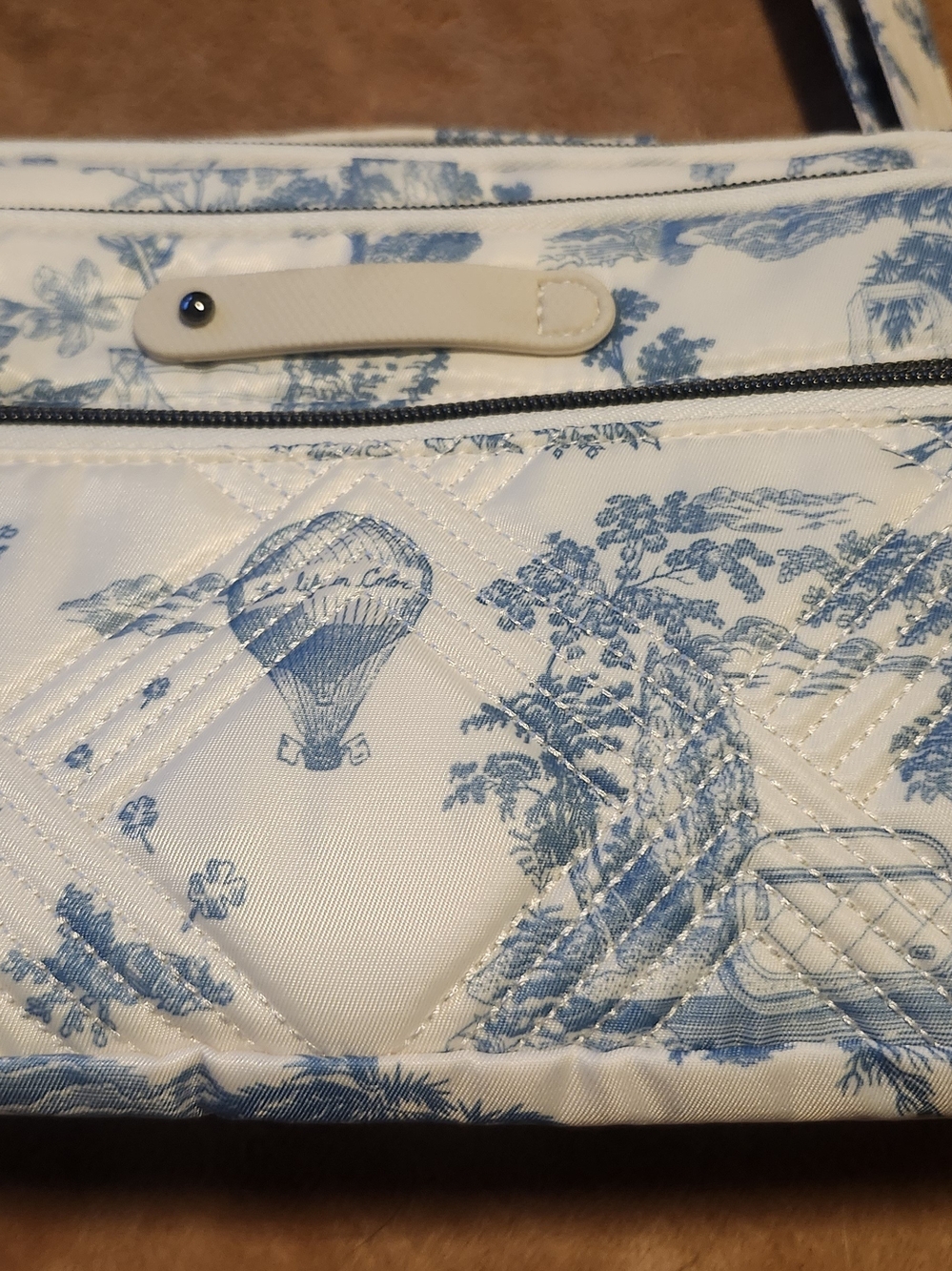Lug Scoop SE Blue White Toile Quilted Crossbody Bag Multi Pocket Travel NWOT - Picture 2 of 14